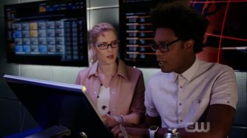 Le top "Murphy" par Babaton porté par Felicity Smoak (Emily Bett Rickards) dans Arrow S07E02