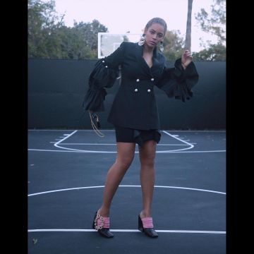 Minifalda negra usada por Beyoncé en instagram @beyonce