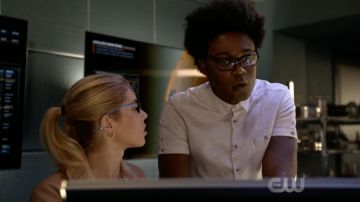Les boucles d'oreilles Anthropologie portées par Felicity Smoak (Emily Bett Rickards) dans Arrow S07E02