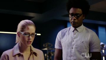 Le collier Peggy Li porté par Felicity Smoak (Emily Bett Rickards) dans Arrow S07E02