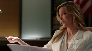 El blazer blanco Smythe usado por Laurel Lance (Katie Cassidy) en Arrow S07E02