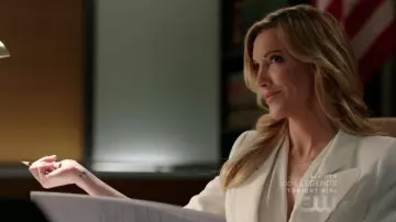 Le blazer blanc Smythe porté par Laurel Lance (Katie Cassidy) dans Arrow S07E02