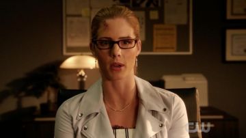 La camisola superior a rayas Flower of Evil usada por Felicity Smoak (Emily Bett Rickards) en Arrow S07E02