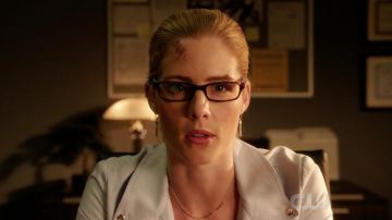 Pendientes peggy Li usados por Felicity Smoak (Emily Bett Rickards) en Arrow S07E02
