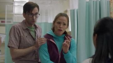 Chaleco de lana púrpura Columbia usado por Kathryn (Jennifer Garner) como se ve en camping S01E02