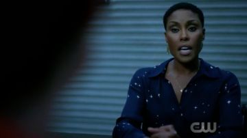 La blouse bleu marine à étoiles L'Agence portée par Lynn Pierce (Christine Adams) dans Black Lightning S02E03