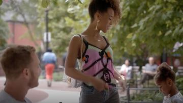 Pendiente Tono Oro Eiffel Towen de Balenciaga usado por Tiana Brown (Serayah) como se ve en Empire S05E03