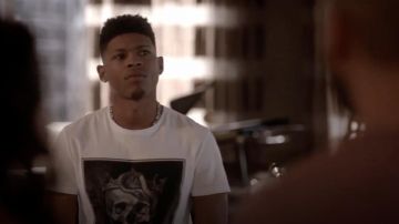 Alexander McQueen Crâne Couronné T-shirt porté par Hakeem Lyon (Bryshere Y. Gris) comme on le voit dans l'Empire S05E04