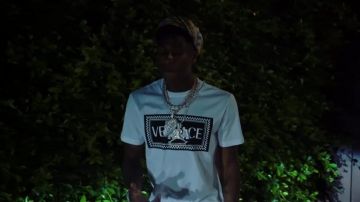 The white t-shirt Versace logo worn by YoungBoy Never Broke Again in her video clip No Mentions