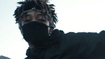 The mask mouth black worn by Scarlxrd in her video clip 6 FEET