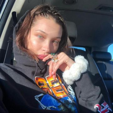 Bracelet white fluffy Bella Hadid on his account Instagram @bellahadid