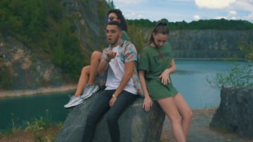 La camiseta de gran tamaño caqui de la revista Thrasher magazine usada por un modelo en el clip Palmiers de ICO