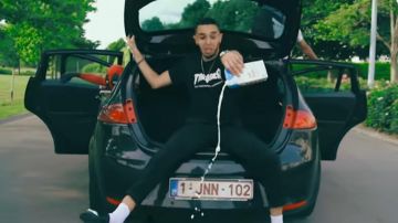 La camiseta negra de Thrasher usada por ICO en su clip Pause Kellogs