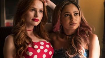 Le top rouge à pois de Cheryl Blossom (Madelaine Petsch) dans Riverdale (S03E03)