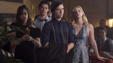 La robe brodée de Betty Cooper (Lili Reinhart) dans Riverdale (S03E03)