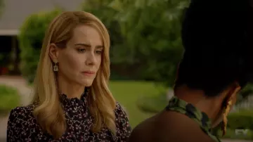 La blouse à motifs Isabel Marant portée par Lana Winters (Sarah Paulson) dans American Horror Story S08E07