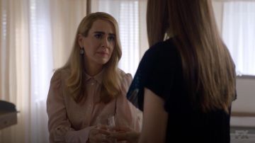 The Checkered Top See de Chloé usado por Lana Winters (Sarah Paulson) en American Horror Story S08E07