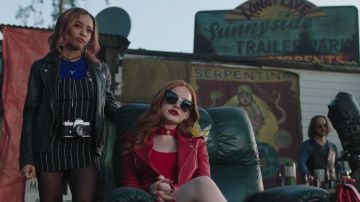 La robe salopette à rayures de Toni Topaz (Vanessa Morgan) dans Riverdale (S03E03)