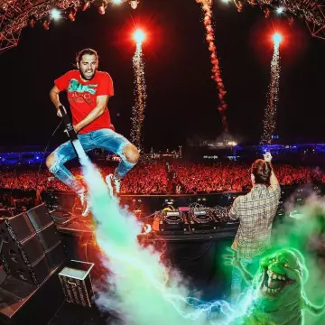 Le t-shirt rouge Gucci porté par Dimitri “Vegas” Thivaios sur son compte Instagram @dimitrivegas