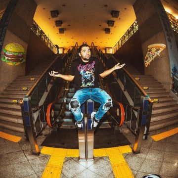 The black t-shirt Versace 'Medusa Graffiti' worn by Dimitri Vegas” Thivaios on his account Instagram @dimitrivegas