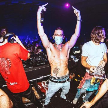 Le boxer Versace porté par Like Mike sur le compte Instagram @dimitrivegasandlikemike