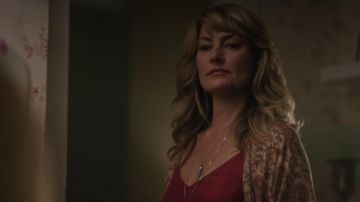 El collar Peggy Li con cuerno turquesa usado por Alice Cooper (Mädchen Amick) en Riverdale S03E03