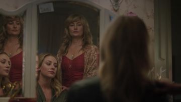 El collar de media luna 'Ophelia' de Brooklyn Designs usado por Alice Cooper (Mädchen Amick) en Riverdale S03E03