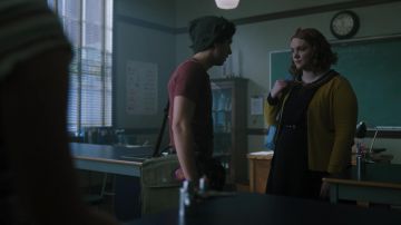 La falda de cuello a rayas azul marino ModCloth usada por Ethel Muggs (Shannon Purser) en Riverdale S03E03