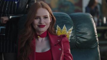 Le blouson rouge en cuir Maje porté par Cheryl Blossom (Madelaine Petsch) dans Riverdale S03E03