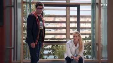 The t-shirt Pattern Tv Georges (Mayel Elhajaoui) in Tomorrow belongs to us S01E311