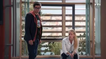 The t-shirt Pattern Tv Georges (Mayel Elhajaoui) in Tomorrow belongs to us S01E311