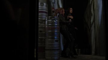 Le jean troué noir Topshop porté par Toni Topaz (Vanessa Morgan) dans Riverdale S03E03