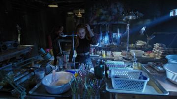 La combinaison noire en dentelles portée par Cheryl Blossom (Madelaine Petsch) dans Riverdale S03E03