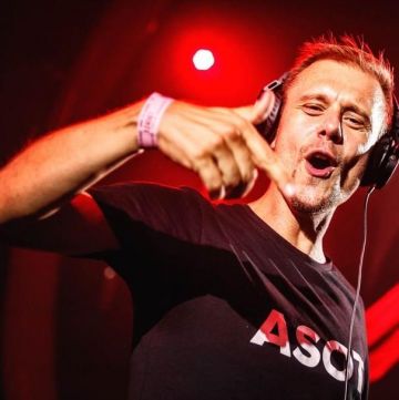 Le t-shirt ASOT 'A State Of Trance" porté par Ar­min van Buu­ren sur son compte Instagram @arminvanbuuren
