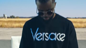 Sweatshirt black Versace worn by Lefa in her video clip I teleport feat. Dadju, S. Pri Noir