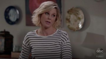 Theory Relaxed Stripe Top usado por Claire Dunphy (Julie Bowen) como se ve en Modern Family S10E04