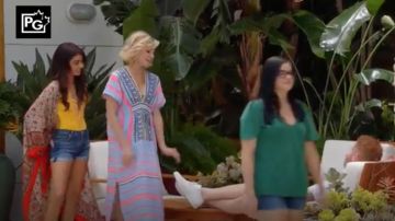 Kimono esencial de Urban Outfitters usado por Haley Dunphy (Sarah Hyland) como se ve en Modern Family S10E02