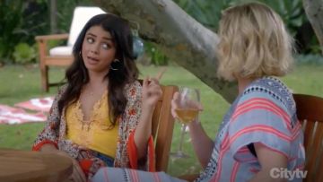 Blue Life Yellow Eclipse Bordado Traje de baño de una pieza usado por Haley Dunphy (Sarah Hyland) como se ve en Modern Family S10E02