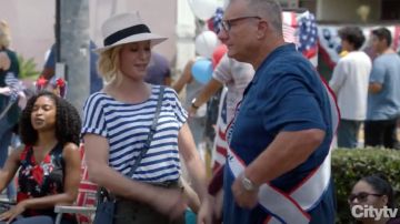 Madewell The Small Drawstring Transport Crossbody en azul usado por Claire Dunphy (Julie Bowen) como se ve en Modern Family S10E01