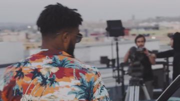 The shirt as worn by Lefa in her video clip Paradise feat. Lomepal