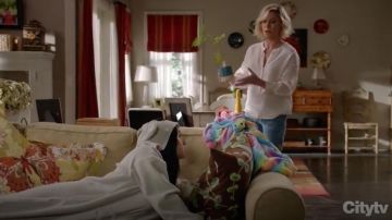Joie Bekette Haut porté par Claire Dunphy (Julie Bowen) comme on le voit dans la Famille Moderne S10E01