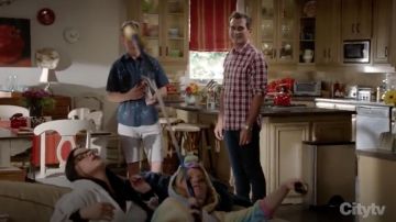 Camisa de algodón Slub en red check de J. Crew usada por Phil Dunphy (Ty Burrell) como se ve en Modern Family S10E01