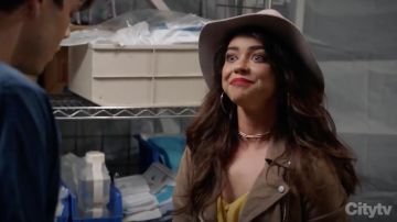 AllSaints Plait Balfern Biker Jacket usado por Haley Dunphy (Sarah Hyland) como se ve en Modern Family S10E01