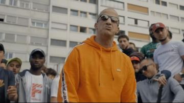 La sudadera naranja Tealer que lleva Rim'K en su clip Fratello