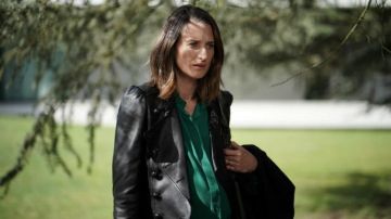 Le chemisier vert porté par Andréa Martel (Camille Cottin) dans Dix Pour Cent S03E01