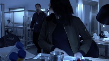 Chaqueta Bomber Verde de Jane Doe (Jaimie Alexander) en Blindspot S04E02