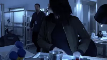 The bomber jacket green of Jane Doe (Jaimie Alexander) in Blindspot S04E02