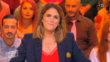 The navy jacket of Valerie Bénaïm in It is that of the tv ! the 25/10/2018