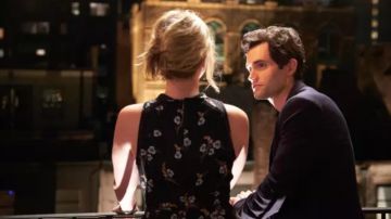 Armani Jeans Blue Floral print Keyhole Vestido usado por Guinevere Beck (Elizabeth Lail) como se ve en YOU S01E02