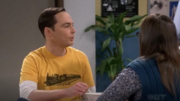 Le t-shirt jaune imprimé train porté par Sheldon Cooper (Jim Parsons) dans The Big Bang Theory S12E06
